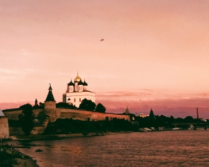 我相信谁都不应该孤独。人们应该在一起,和朋友,和爱人。我相信爱是很重要的,我相信它是最重要的。