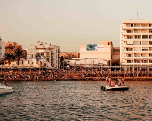 年少时我们有足够多的理由去认认真真地喜欢另一个人,而长大后我们有同样多的理由去认认真真地辜负另一个人。